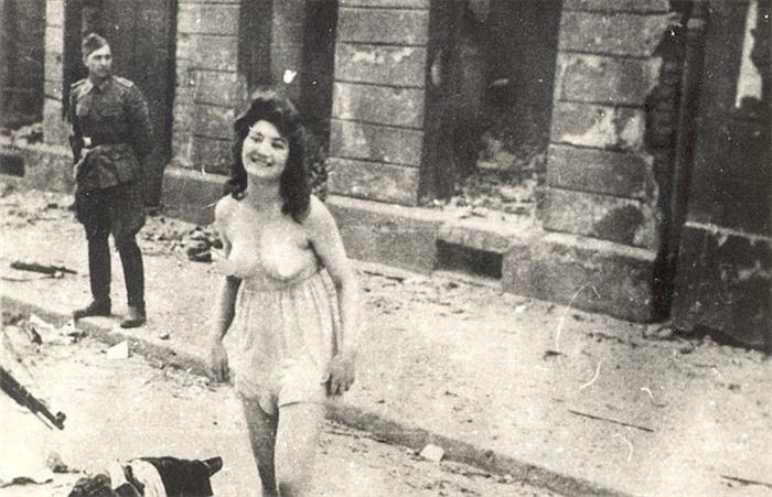 二战犹太人起义:德军强迫犹太妇女脱光检查