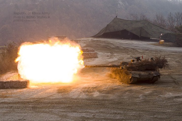 韩国军队战术演习：六管机炮战车出场