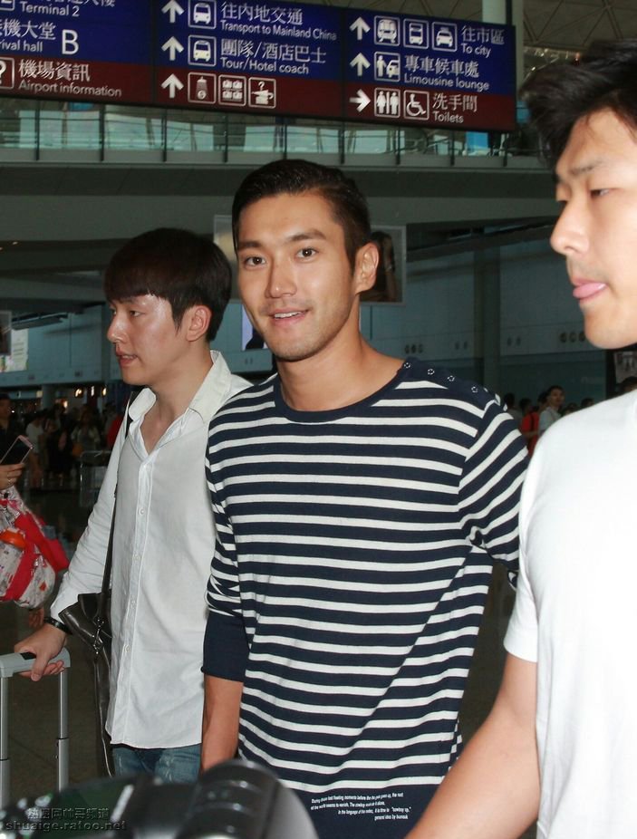 Super Junior成员崔始源香港机场路透图