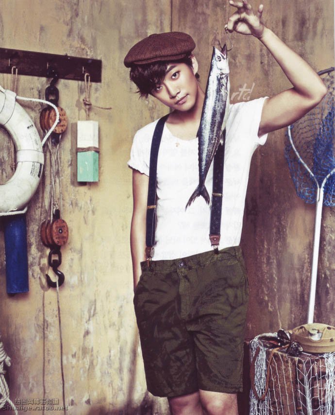 韩国男子组合2PM成员李俊昊时尚杂志写真