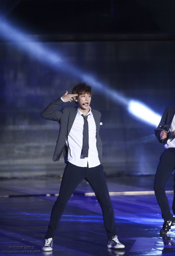 韩国男子组合EXO2013亚洲音乐节舞台照