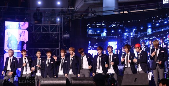 韩国组合EXO首尔国际音乐博览会舞台照