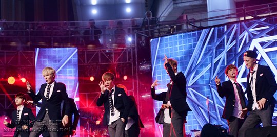 韩国组合EXO首尔国际音乐博览会舞台照