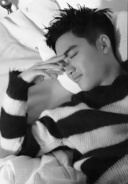EXO主唱韩国帅哥D.O都暻秀床上黑白写真