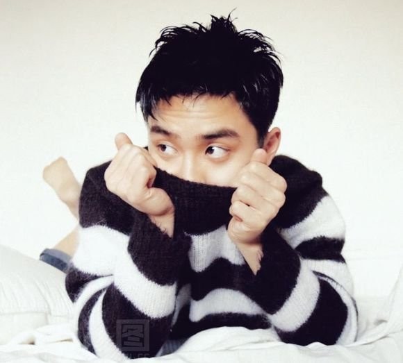 EXO主唱韩国帅哥D.O都暻秀床上黑白写真