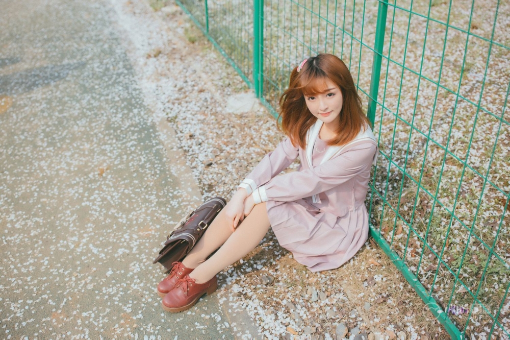 日本粉嫩双马尾萝莉制服短裙户外清纯养眼写真